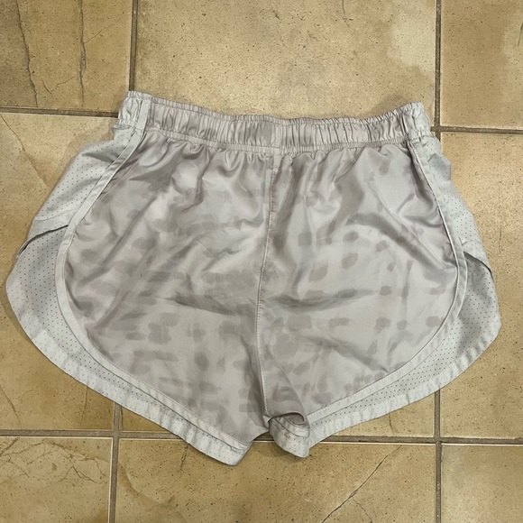 Nike Women's Gray Camo Athletic Shorts Dri Fit Size Small - Picture 4 of 4